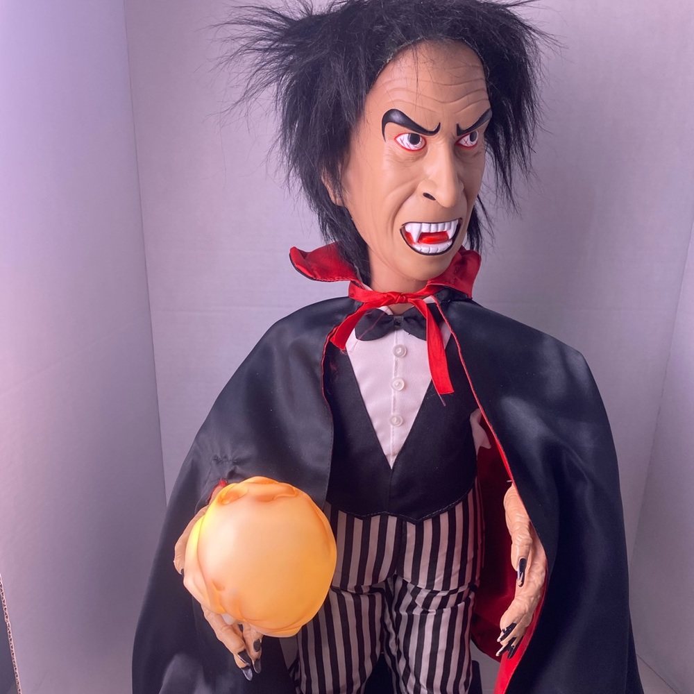 Vintage 1987 TELCO MOTION-ETTE 24" Dracula Lights Up Halloween TESTED IN BOX